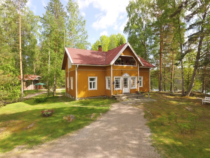 Bed and Breakfast rooms in the main building at Niemilomat