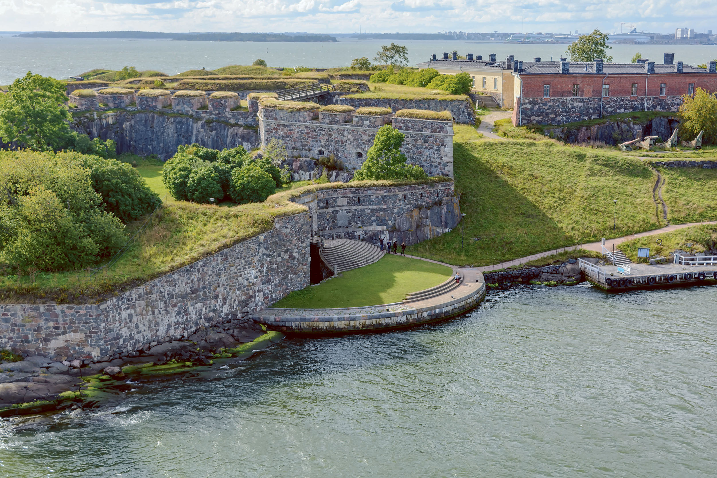 Helsinki_Suomenlinna_AdobeStock_400275353_optimized